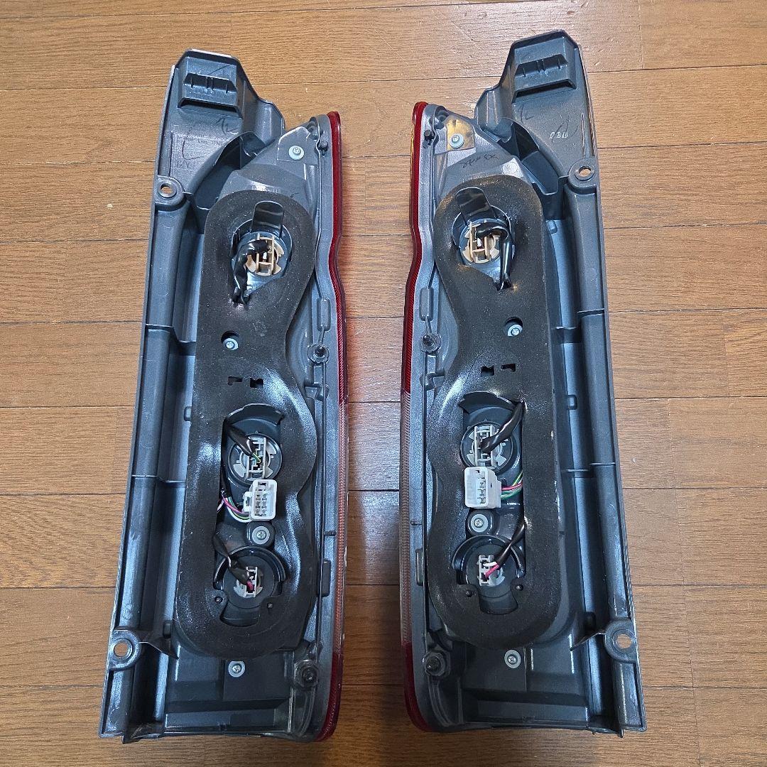 ハイエースダークプライム2 新車外しテールランプ