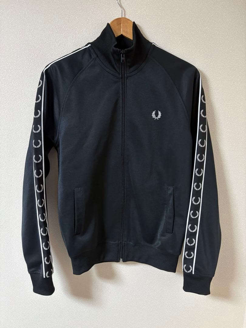 FRED PERRY黒のトラックジャケット、人気の商品