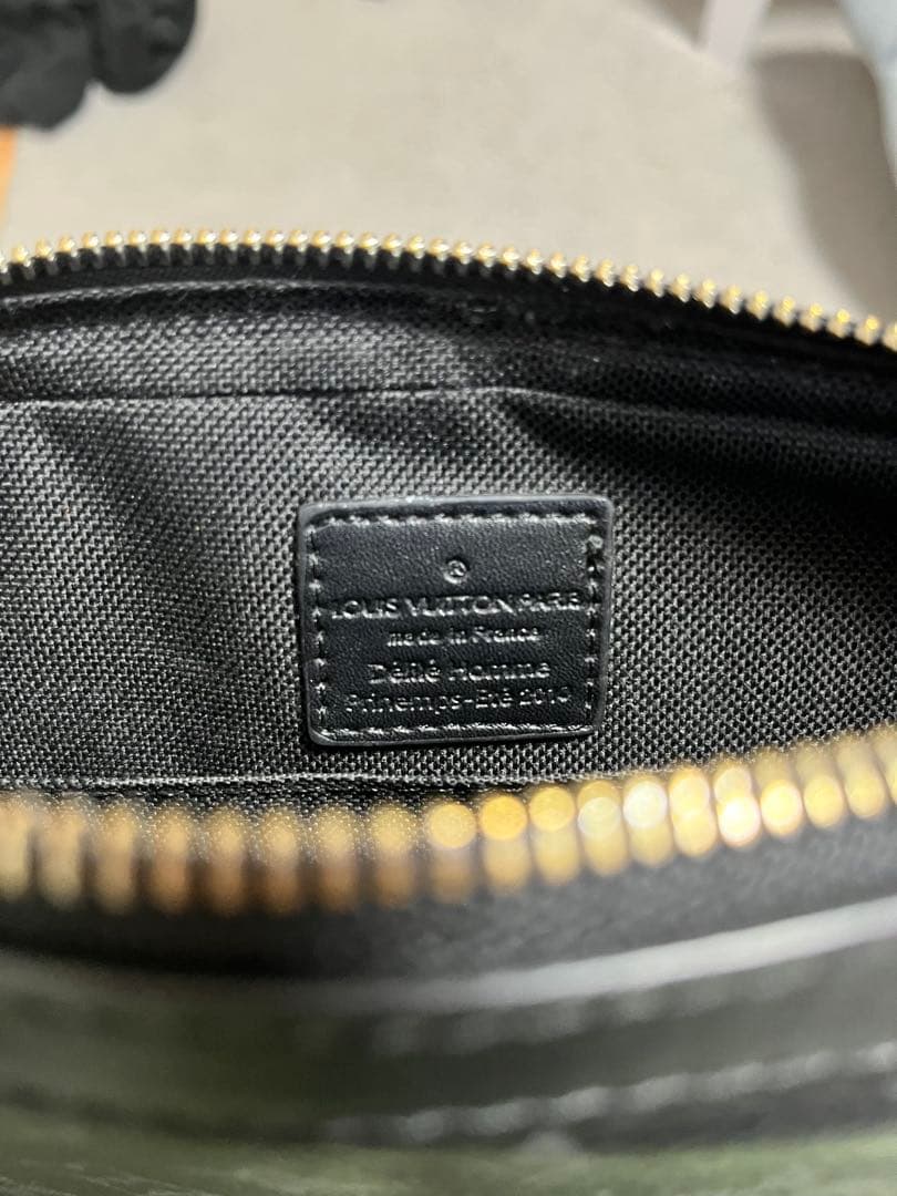 Louis Vuitton ブラックメッセンジャーバッグ