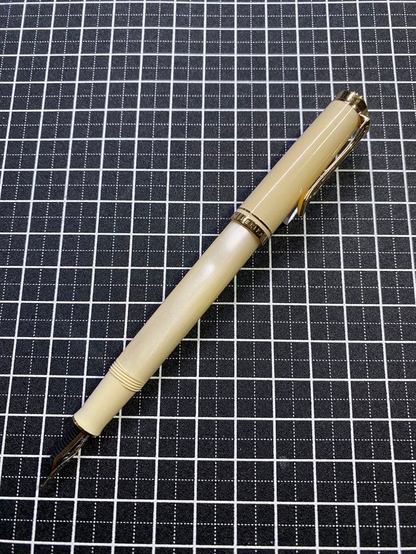 Pelikan Souveran M320 Pearl White 字幅M