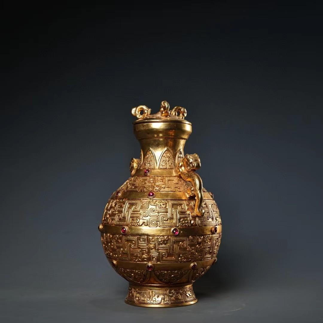 中国古美術・銅製の高浮き彫り鎏金宝石を嵌め缶・茶道具・置物・文房具・案頭・純銅