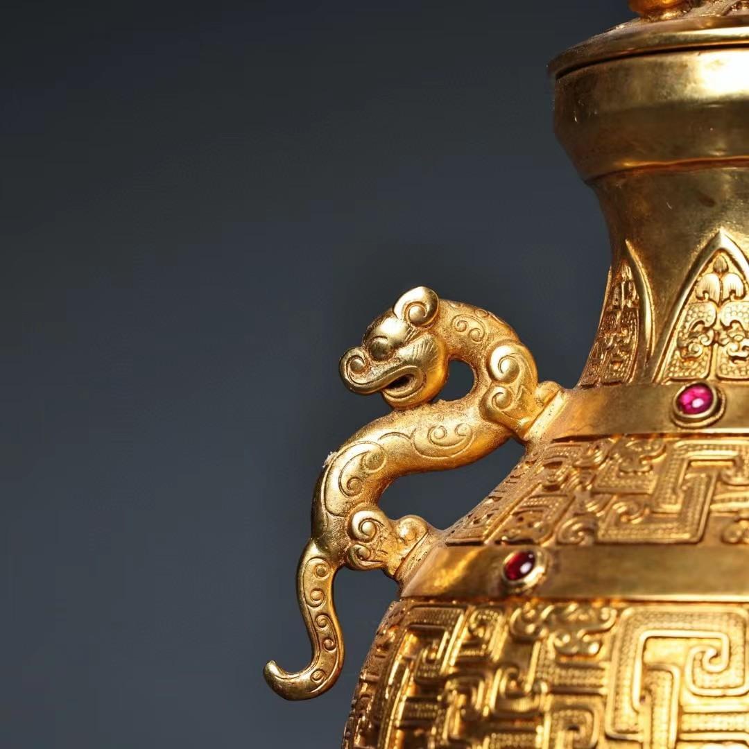 中国古美術・銅製の高浮き彫り鎏金宝石を嵌め缶・茶道具・置物・文房具・案頭・純銅