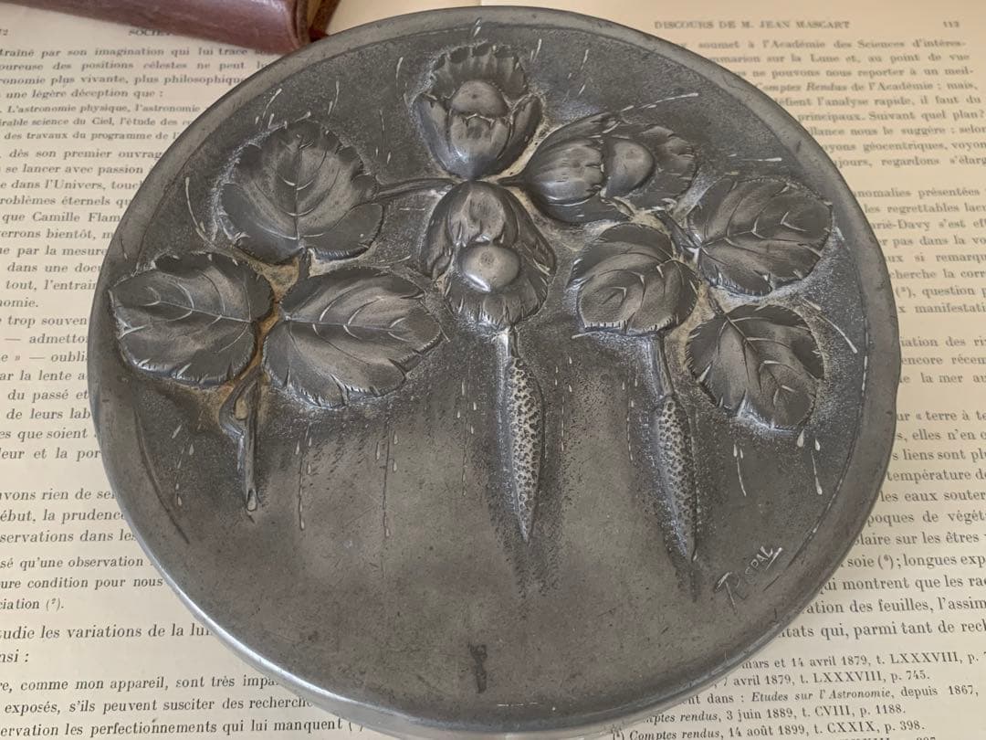 フランスアンティーク　ピューター　小物入れ　エンボス加工　蚤の市　ブロカント