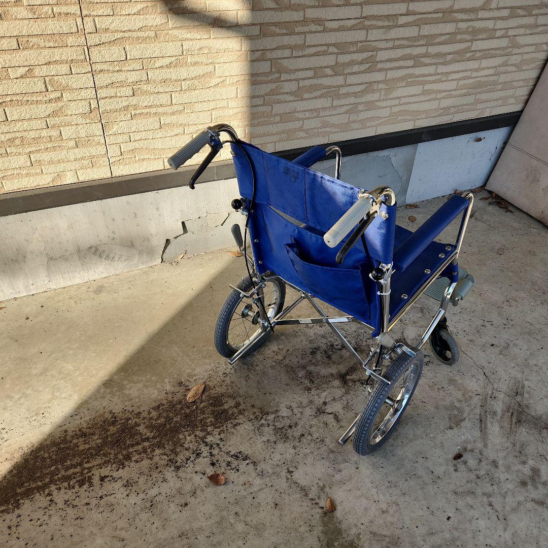 青い折りたたみ式介助用車椅子