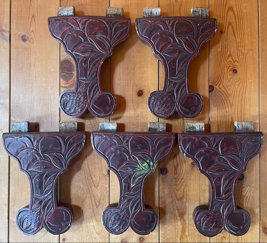 丸いローテーブル　植物文様　浮き彫り