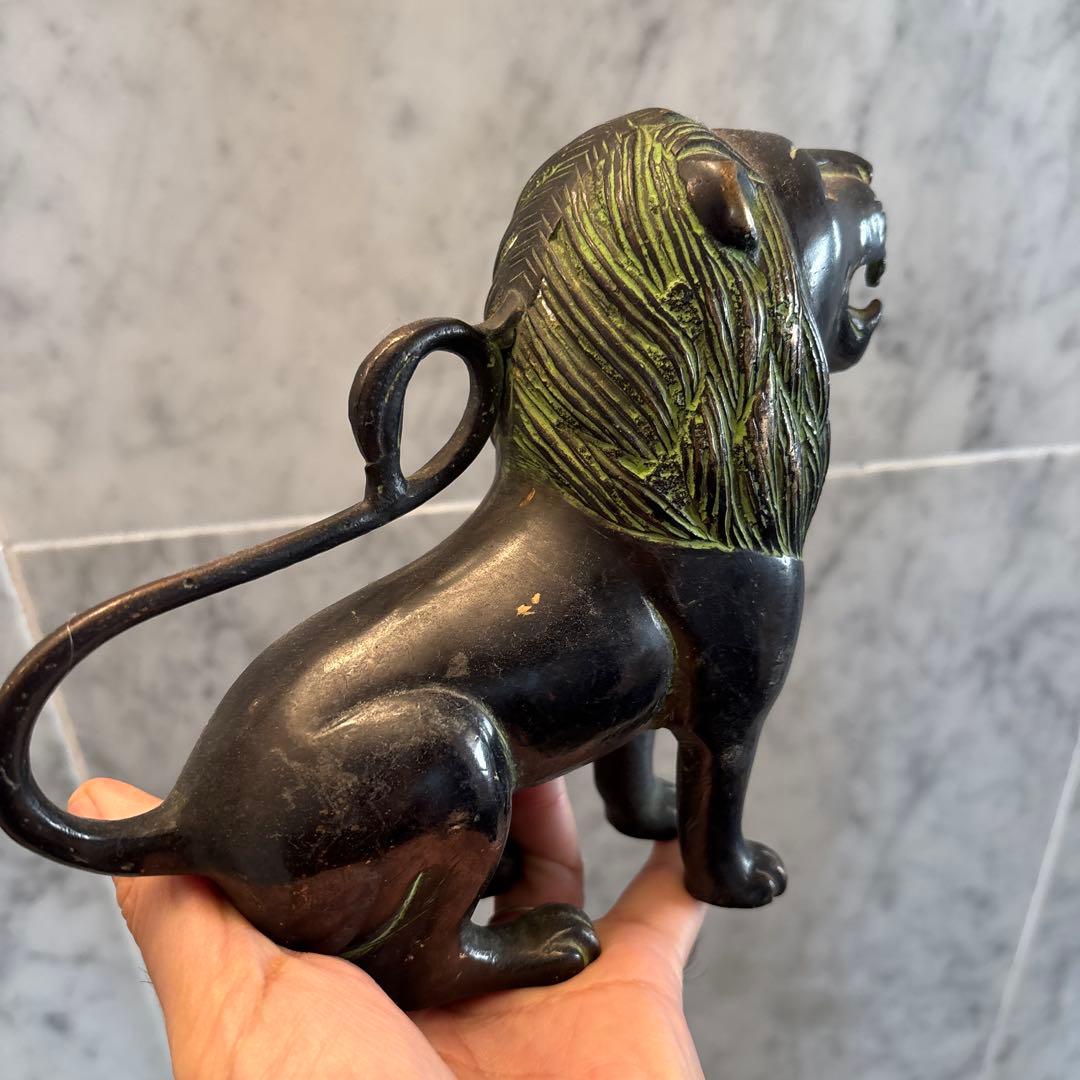 チベットアンティーク　威厳のある姿が美しい銅製のライオン