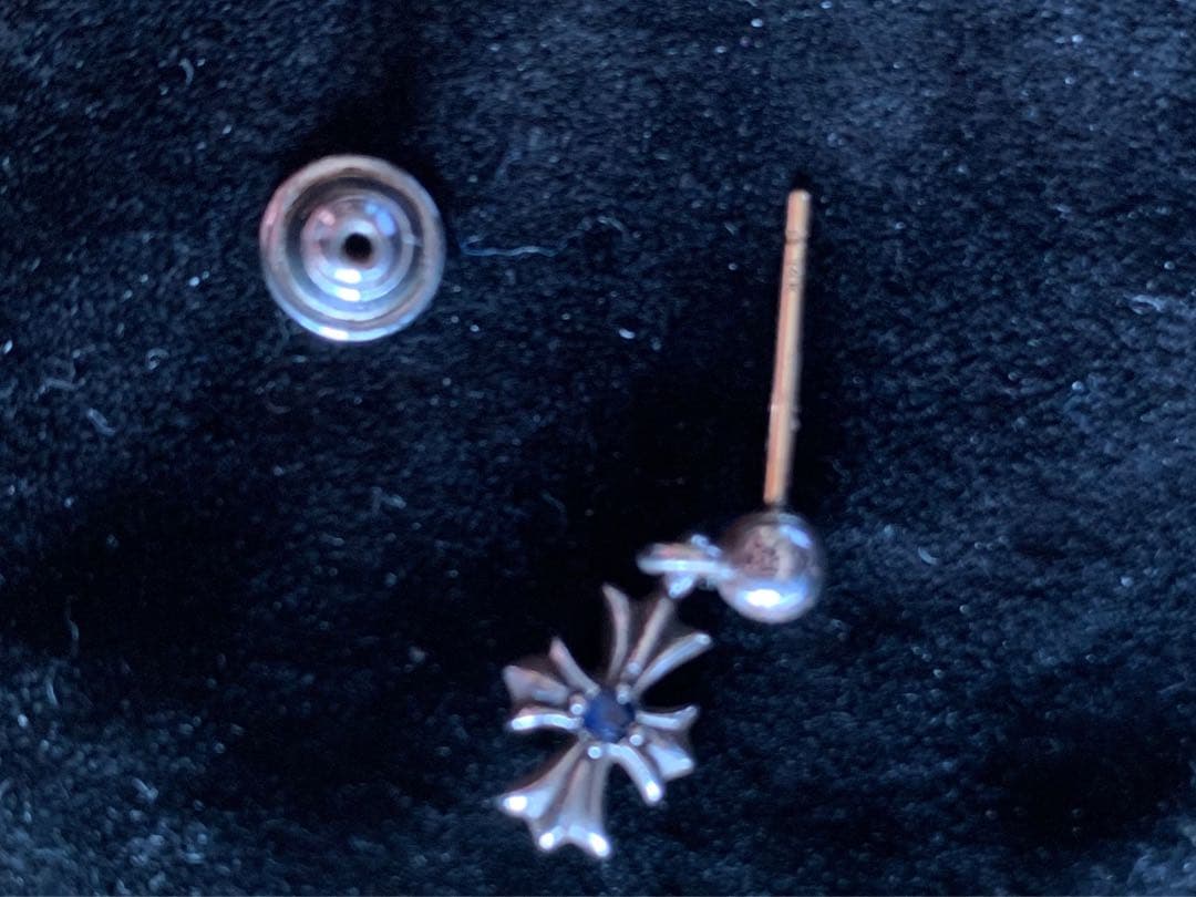 クロムハーツ タイニーE CHプラス ドロップイヤリングwithブルーサファイア