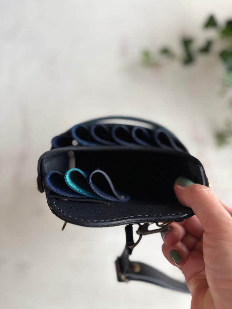 ヌメ革ブラック、手染めブルーの遊び心もりもり大容量シザーケース