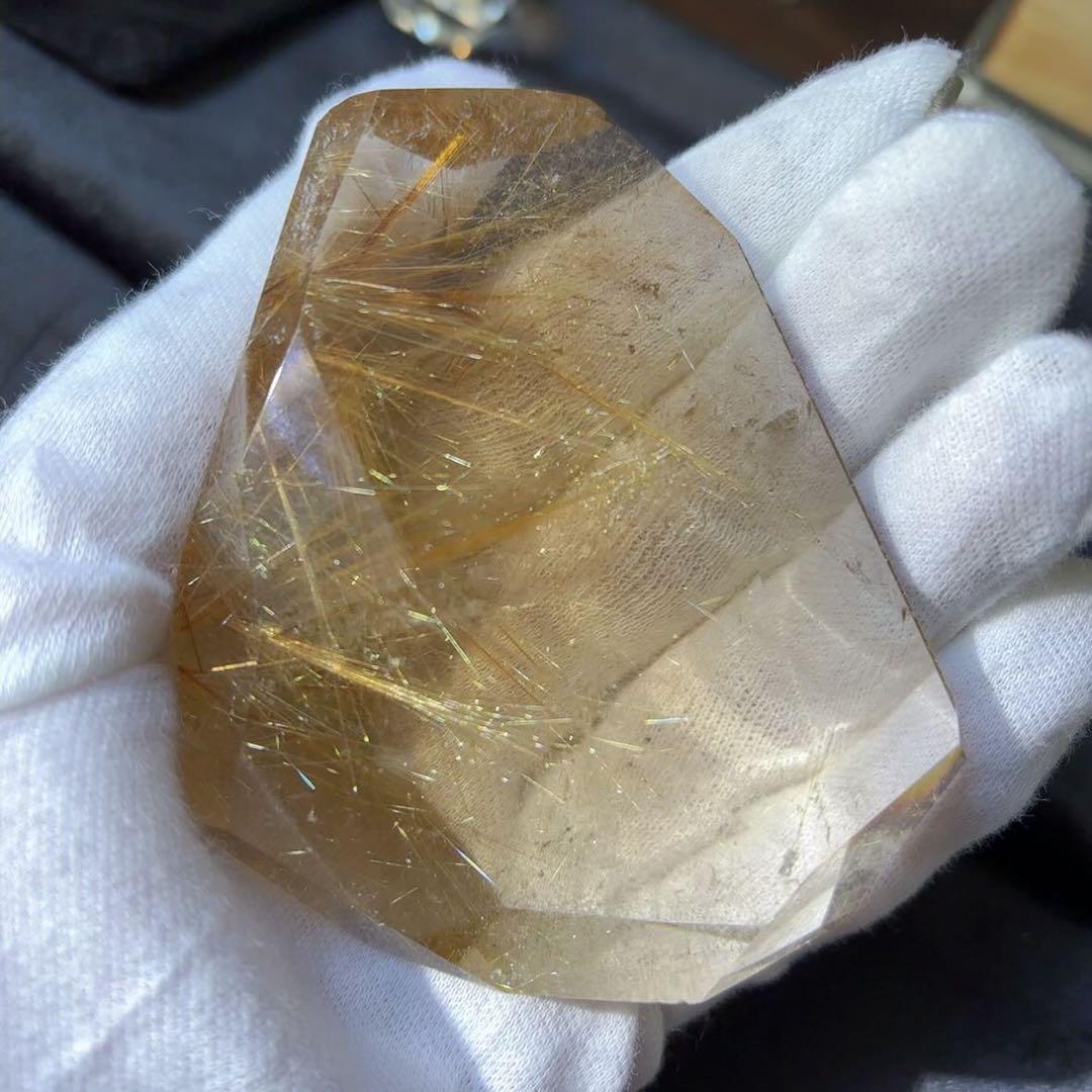 天然石 高品質 ゴールド ルチル クオーツ 握り石 太陽放射V字ルチル 置物
