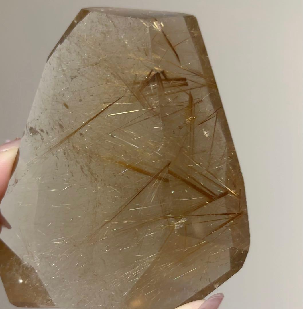 天然石 高品質 ゴールド ルチル クオーツ 握り石 太陽放射V字ルチル 置物