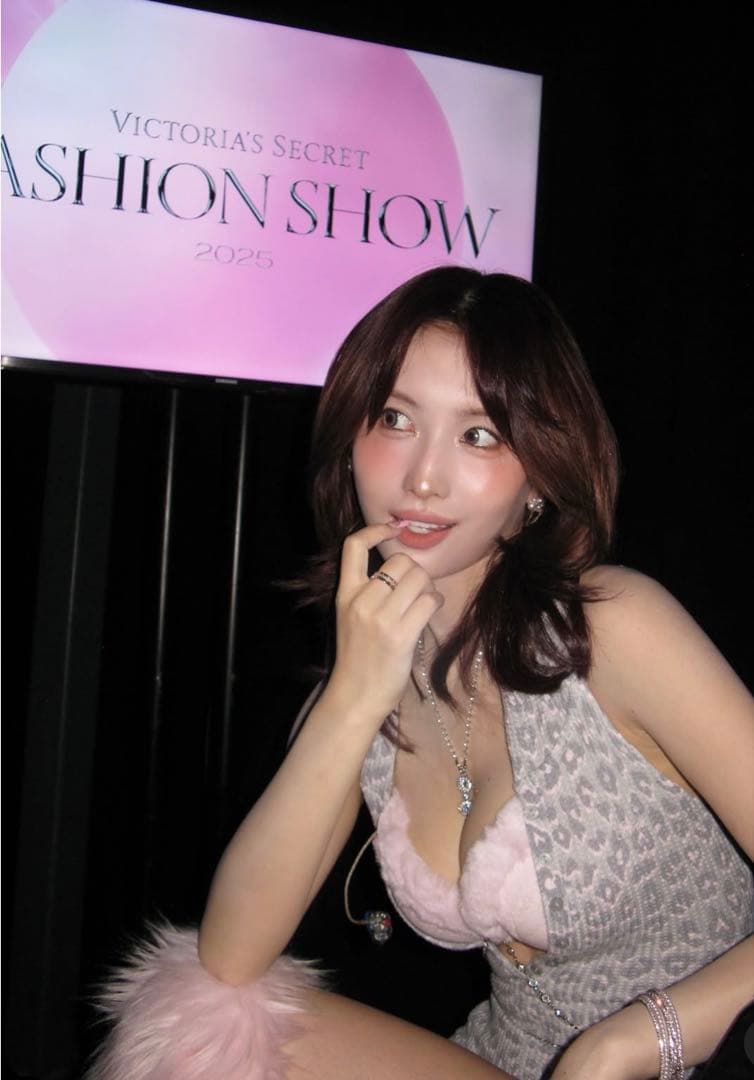 PINK VICTORIA’S SECRET MOMO着用 ブラジャー E65