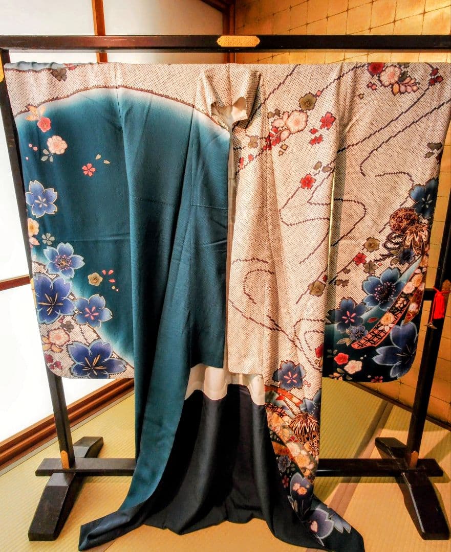 振袖 青緑と白の花柄