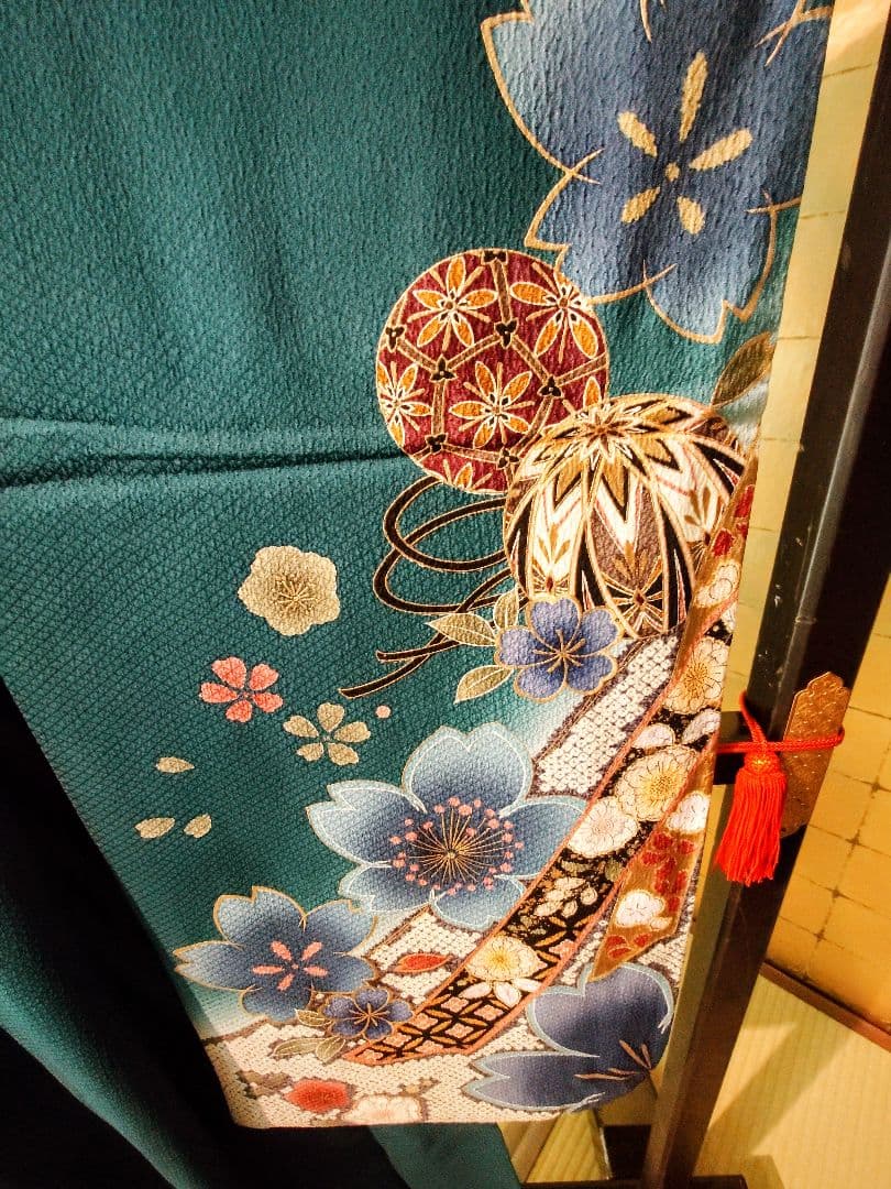 振袖 青緑と白の花柄