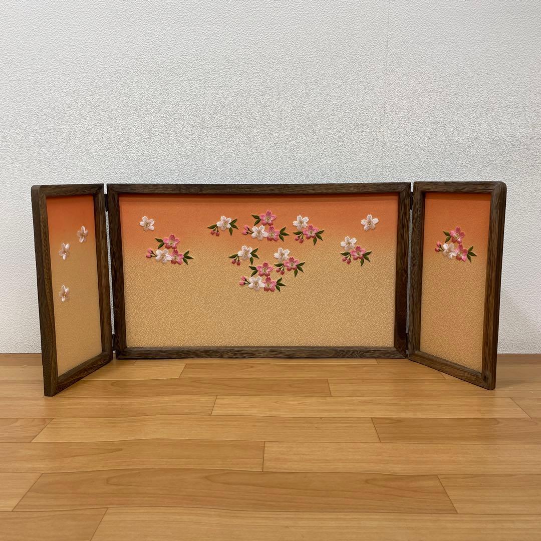 雛人形　桃の節句　桜の刺繍三つ折り焼桐屏風