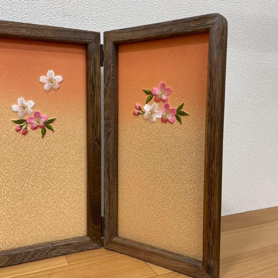 雛人形　桃の節句　桜の刺繍三つ折り焼桐屏風