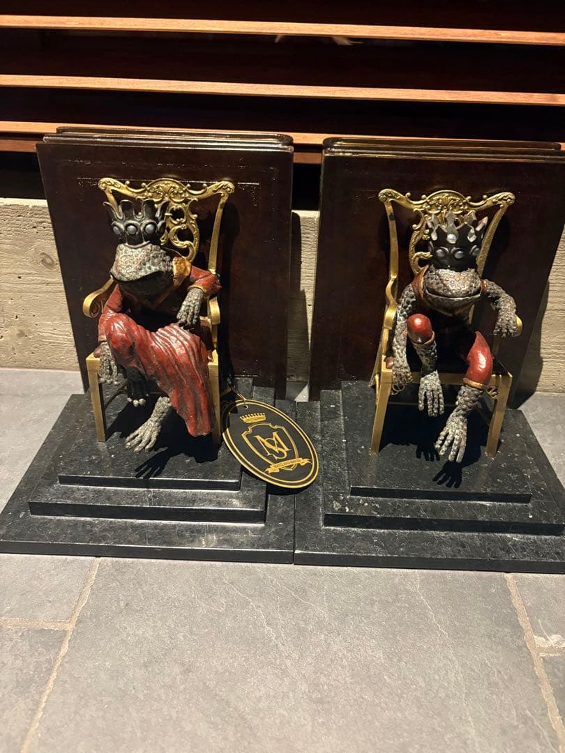 maitl and smith 王座に座るカエルのブックエンド