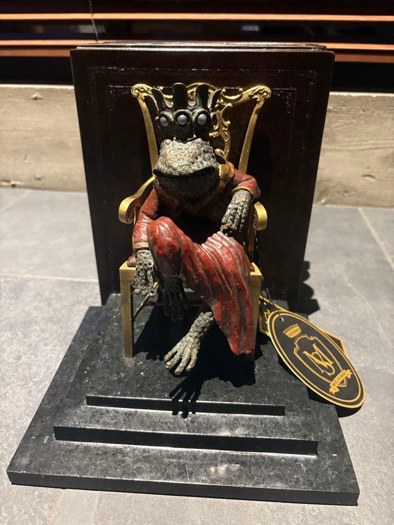 maitl and smith 王座に座るカエルのブックエンド