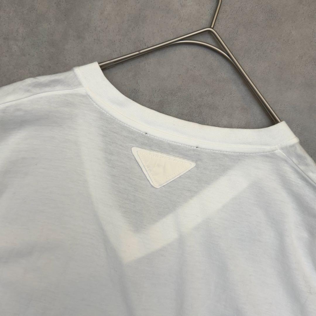 【PRADA】VネックTシャツ ホワイト アートパッチデザイン L