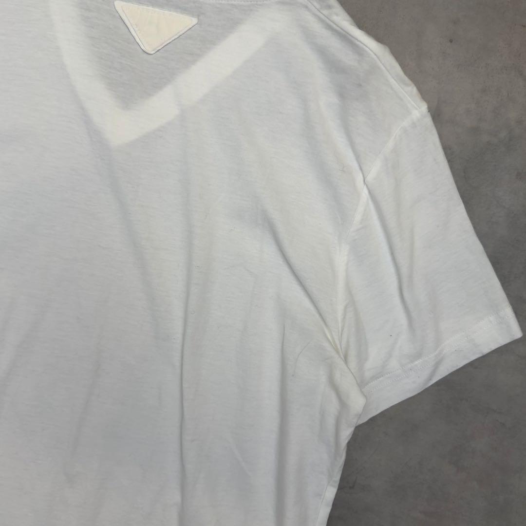 【PRADA】VネックTシャツ ホワイト アートパッチデザイン L