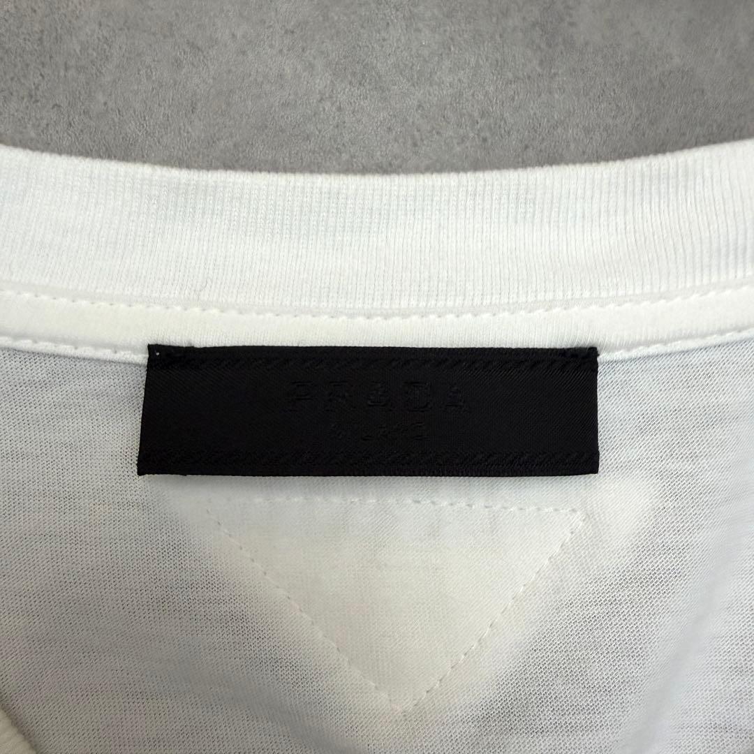 【PRADA】VネックTシャツ ホワイト アートパッチデザイン L