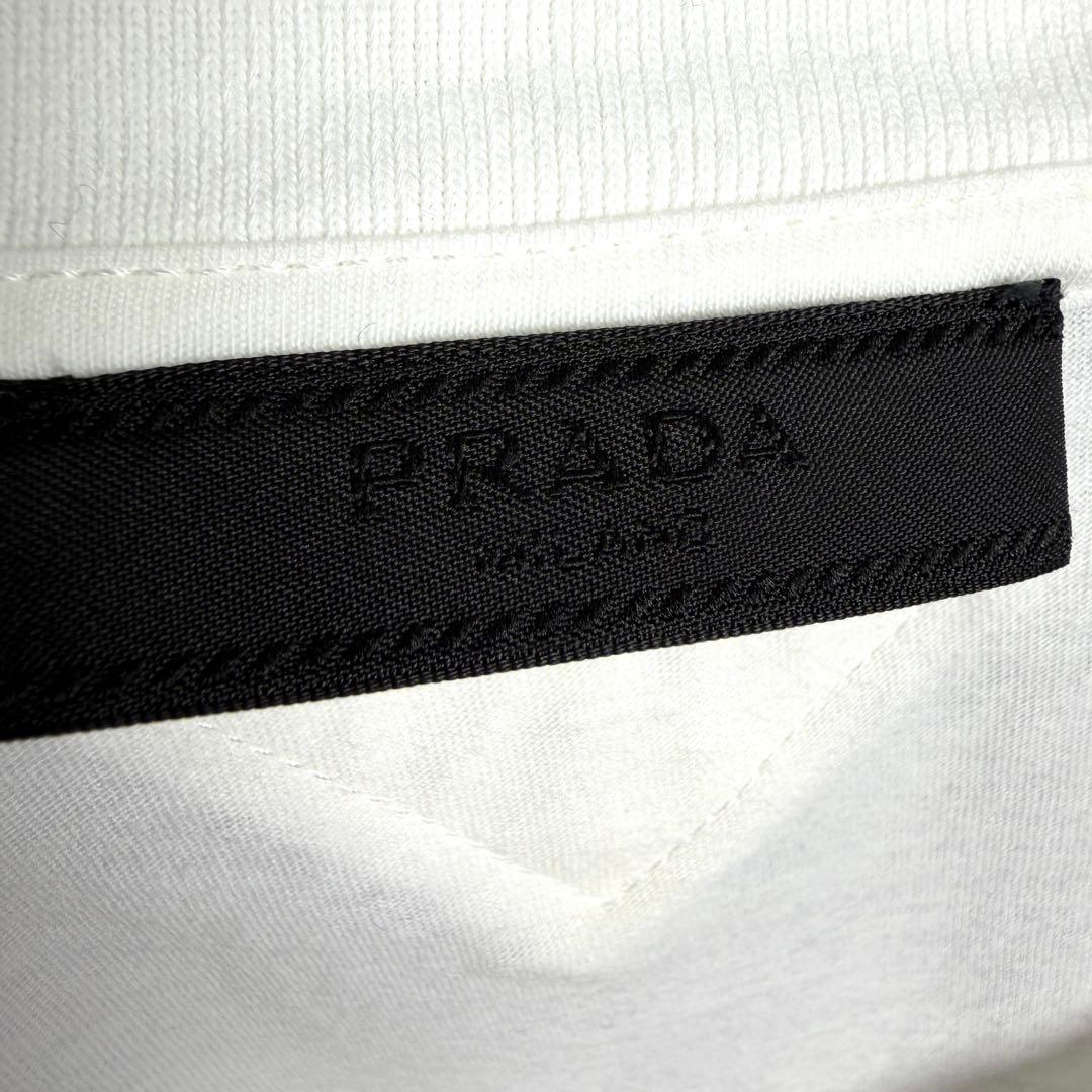 【PRADA】VネックTシャツ ホワイト アートパッチデザイン L