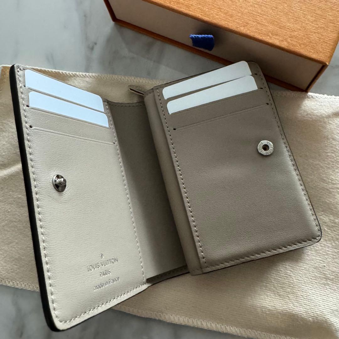 新品　正規品　ルイヴィトンモノグラ ム　マヒナ クレア 二つ折り財布