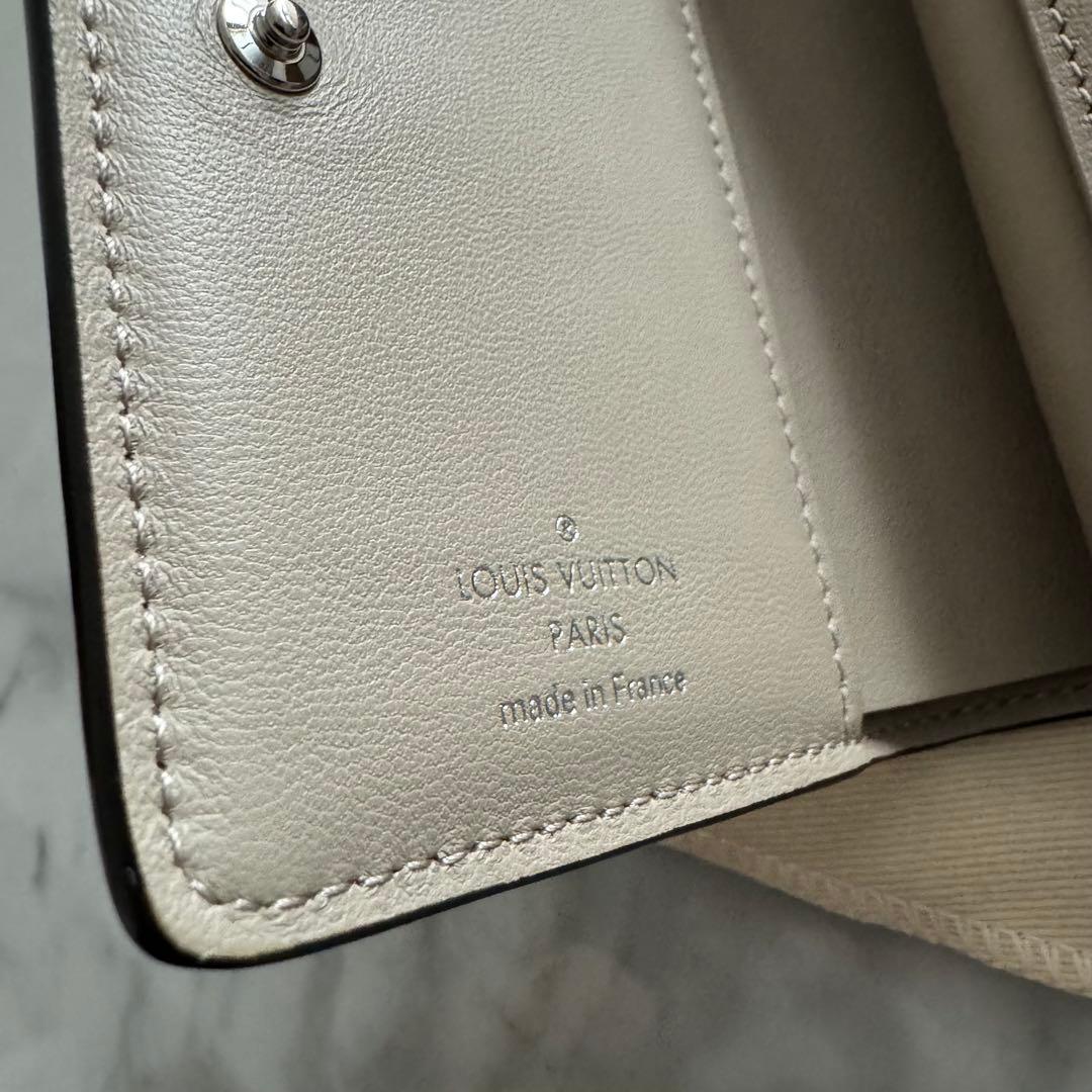 新品　正規品　ルイヴィトンモノグラ ム　マヒナ クレア 二つ折り財布