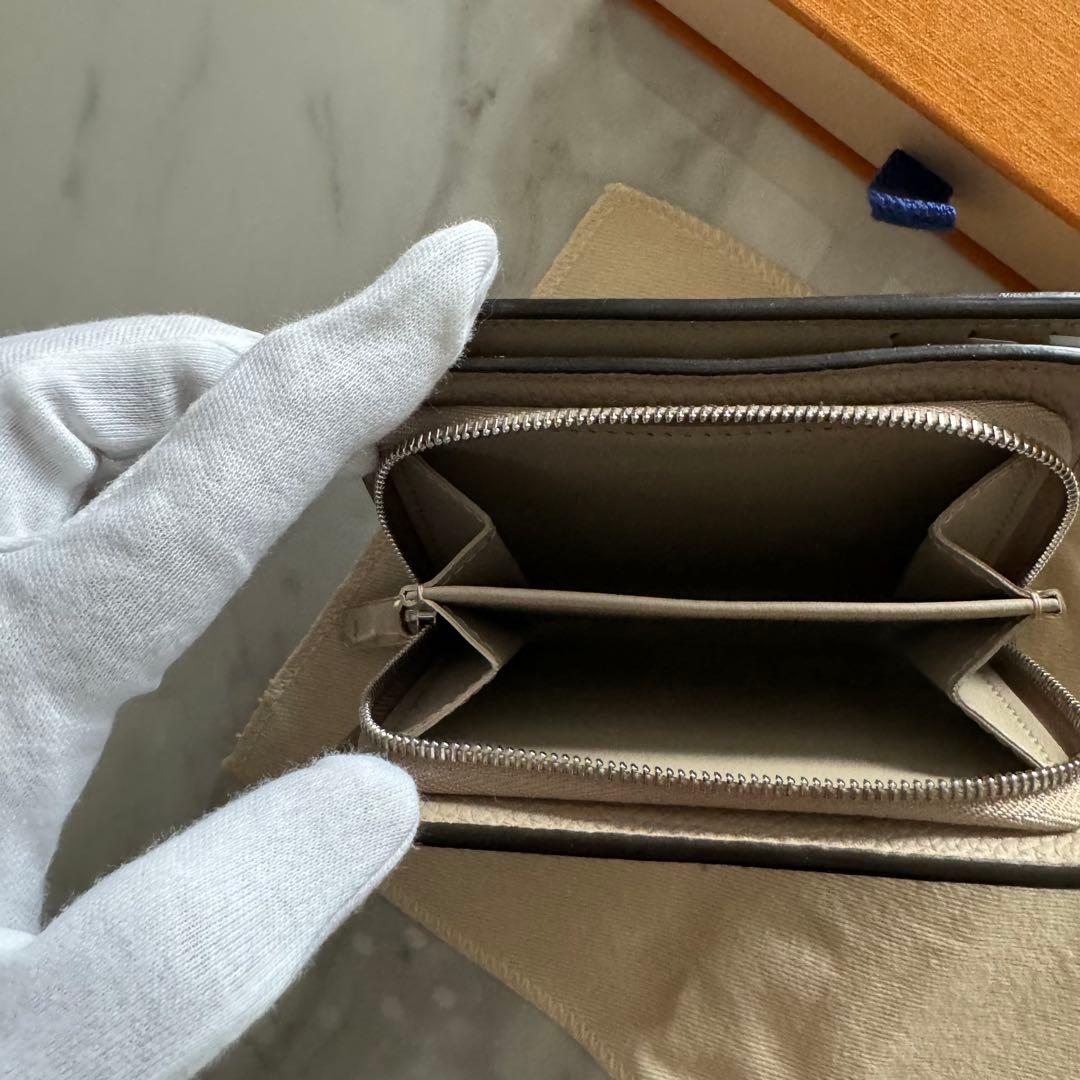 新品　正規品　ルイヴィトンモノグラ ム　マヒナ クレア 二つ折り財布