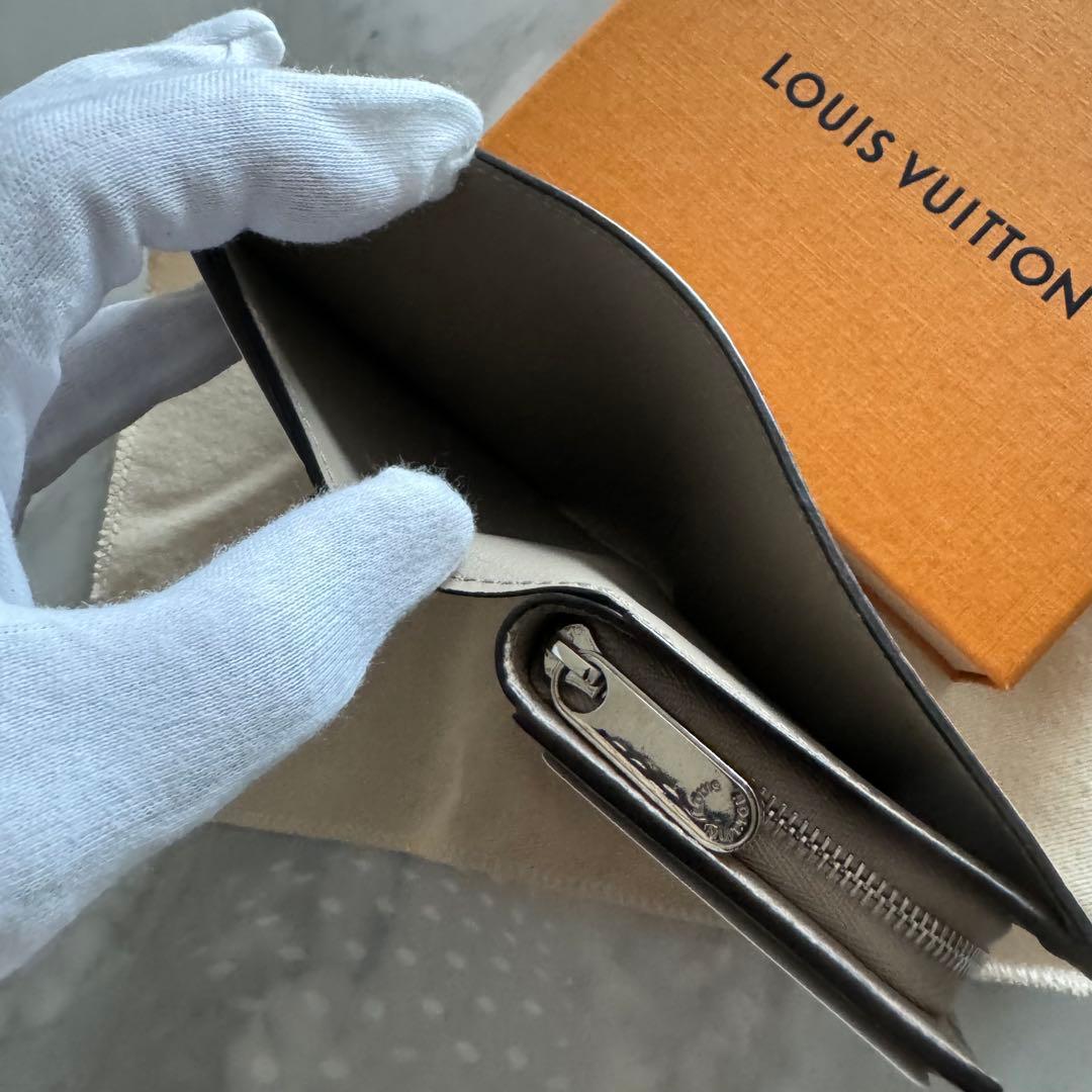 新品　正規品　ルイヴィトンモノグラ ム　マヒナ クレア 二つ折り財布