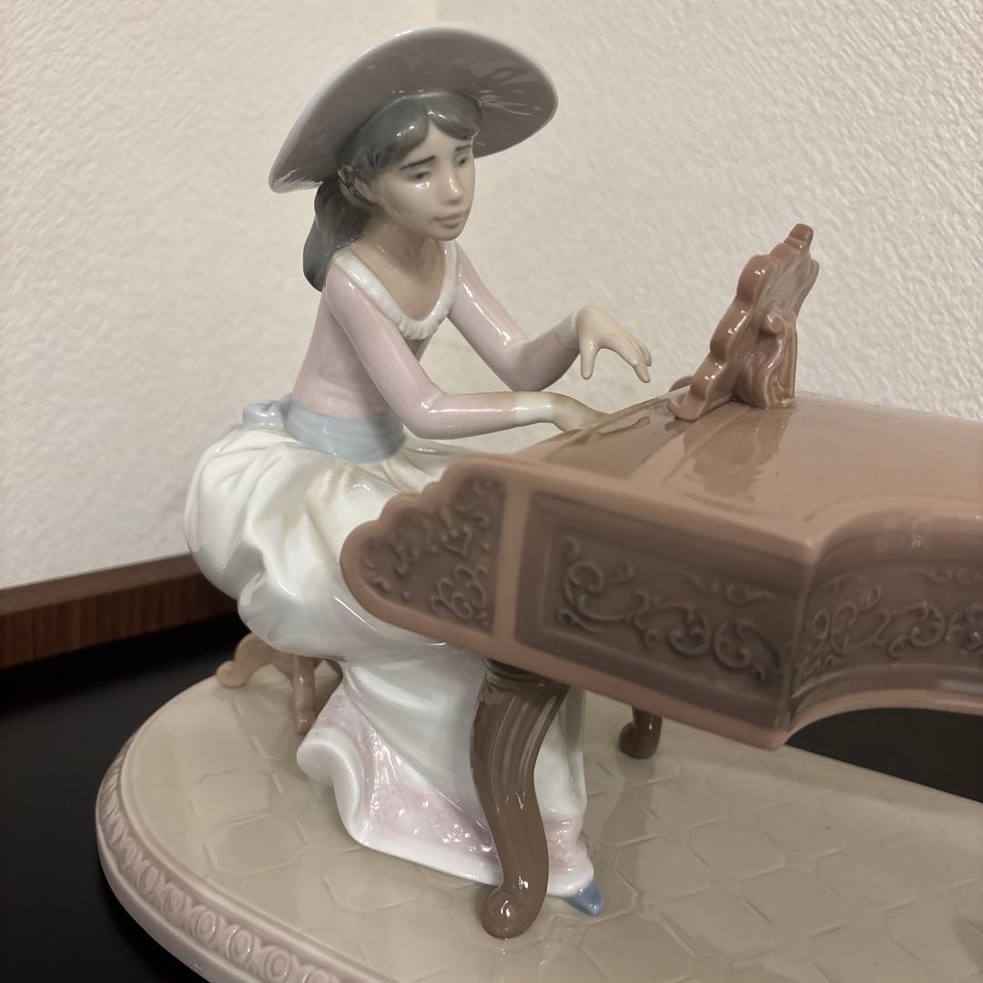 LLADROリヤドロピアノを弾く少女 陶器 置物
