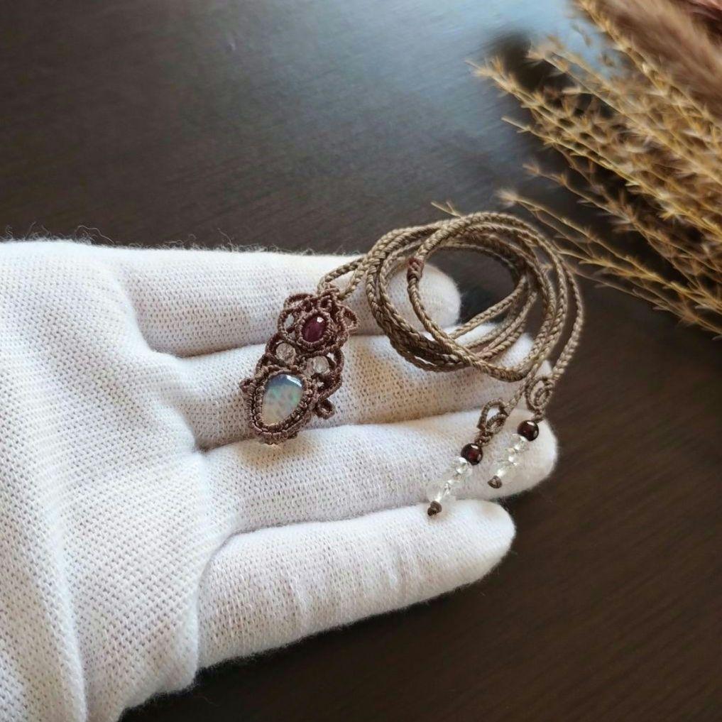 オパール&ルビーのマクラメ編みネックレス　ペンダント　天然石