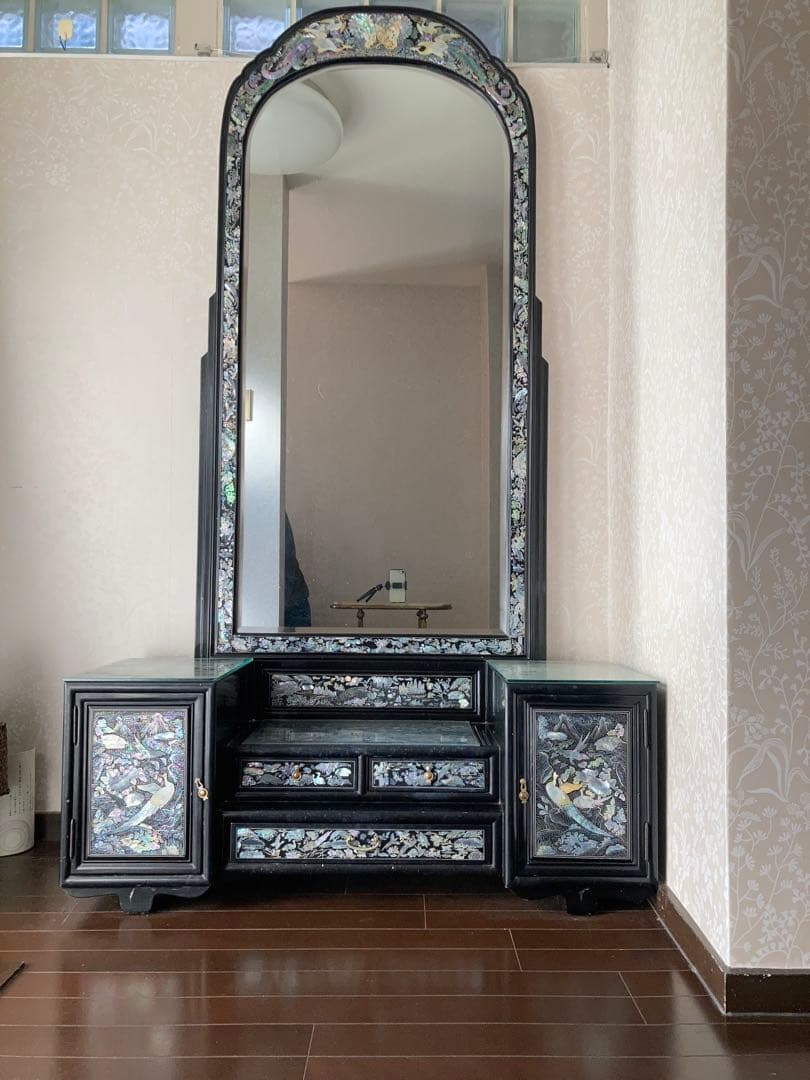 螺鈿の鏡台です 愛着のある品物ですので宜しくお願い致します