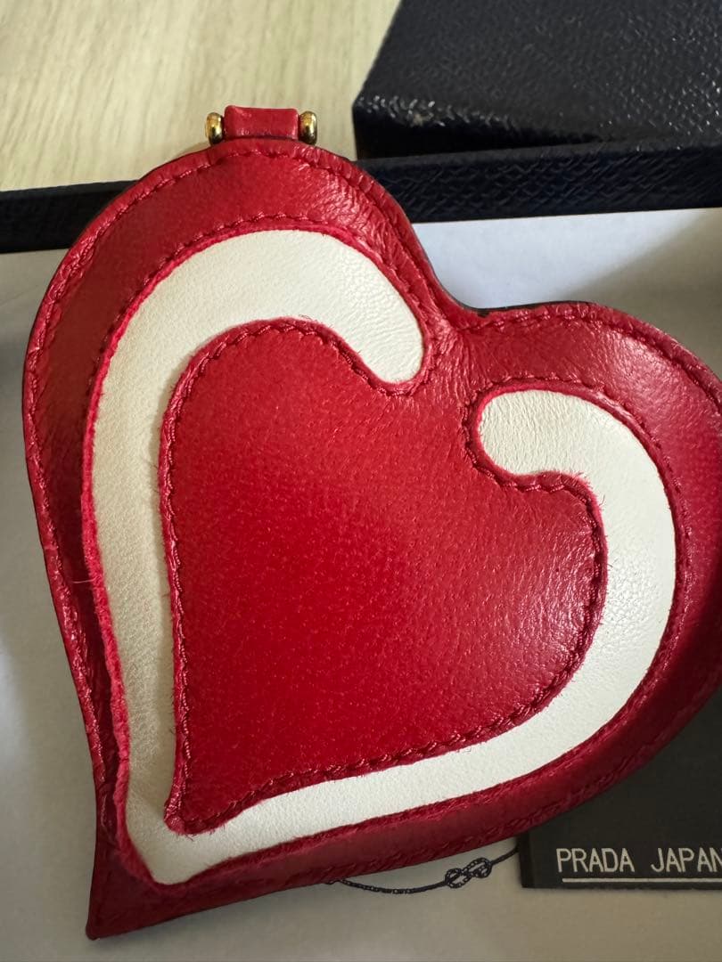 PRADA ハート型レザーキーホルダー