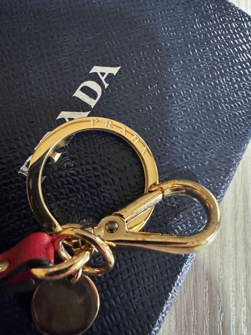 PRADA ハート型レザーキーホルダー