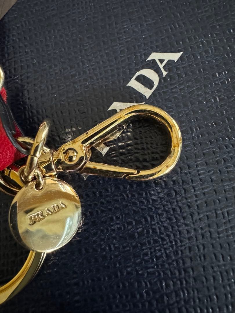 PRADA ハート型レザーキーホルダー