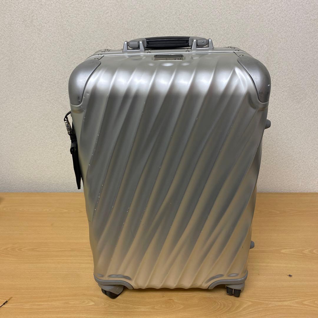 TUMI シルバーキャリーケース TSAロック付き