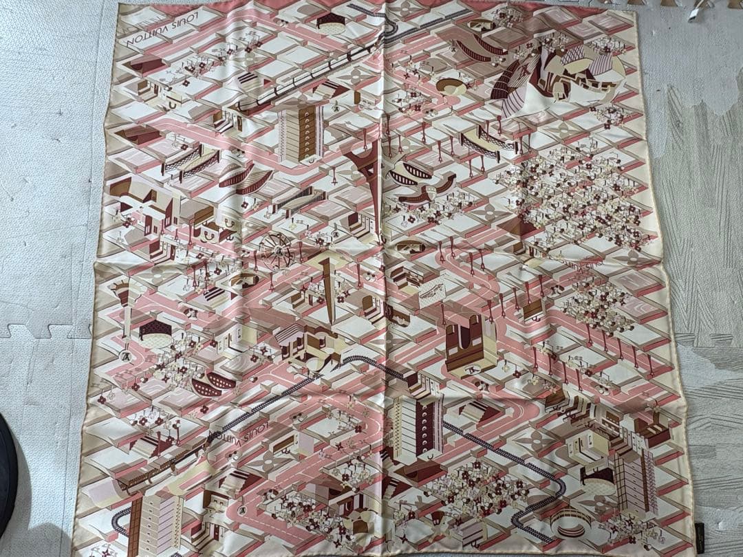 ルイヴィトン シルクスカーフ 大判 カレ ピンク ベージュ 総柄