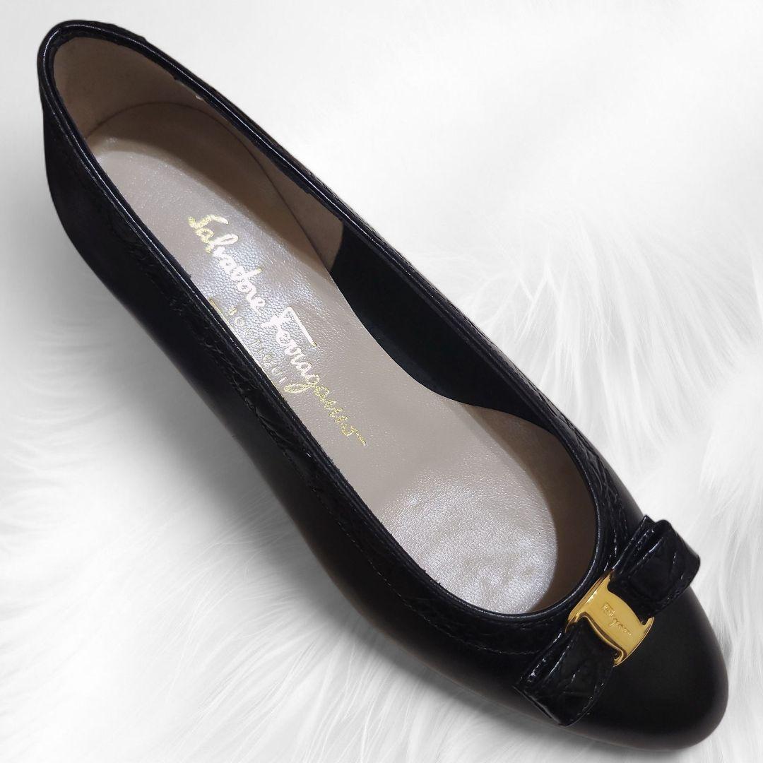 【新品】フェラガモ フラットパンプス ヴァラリボンブラック型押し6C 23cm