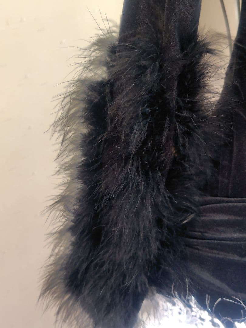 黒のベロアと白のスカート クールで個性的なドレス！軽やかにスカート広がります