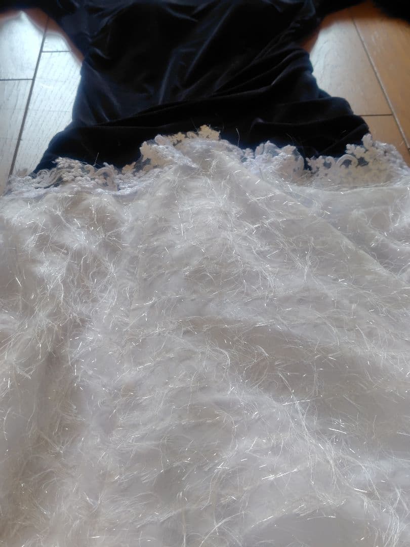 黒のベロアと白のスカート クールで個性的なドレス！軽やかにスカート広がります