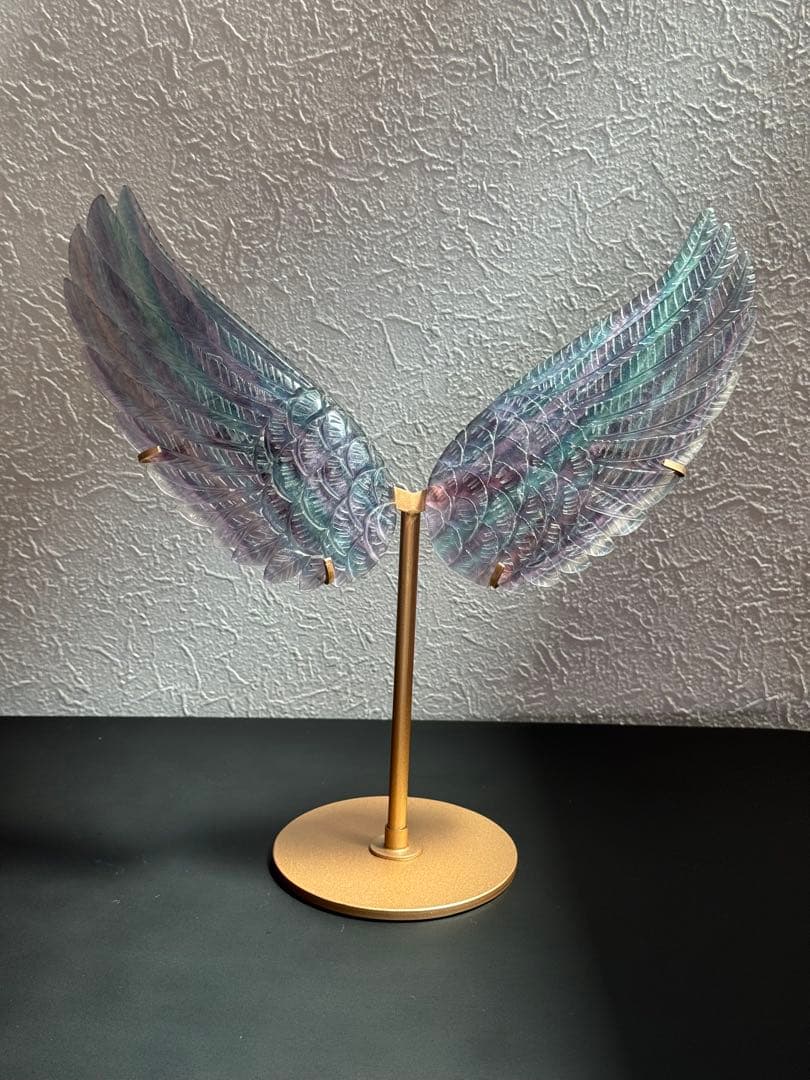 高品質 フローライト 天使の翼 手彫り ゴールドスタンド付き