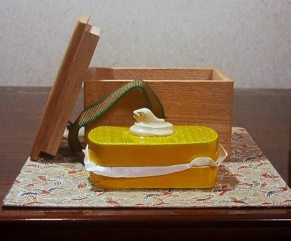 京焼・清水焼　清閑寺窯　杉田祥平作　干支巳　鈴木宗保書付　香合　共箱。