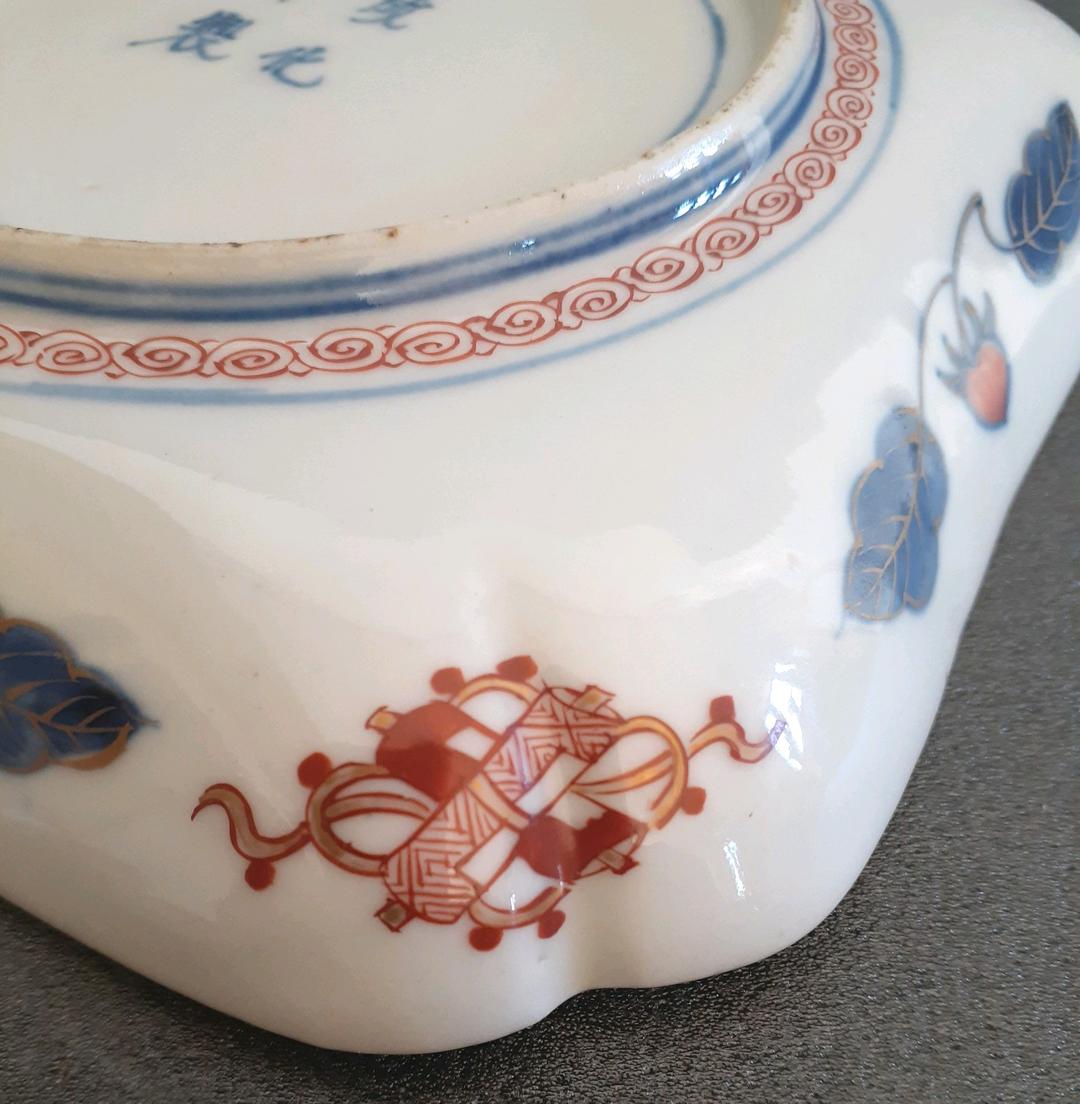 【最上作】江戸時代中期　古伊万里　錦手　松竹梅　亀甲花文様　四方隅入　角皿