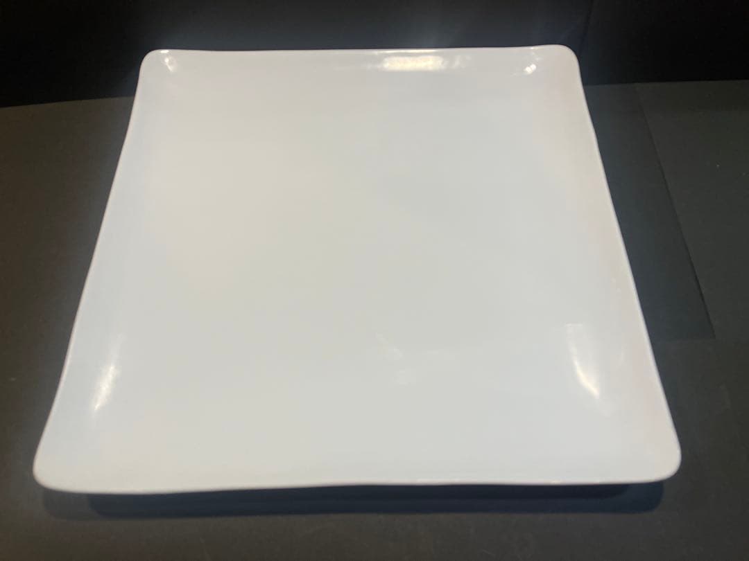 イザベル・ラム（IZABEL LAM） 大型•四角プレート　幅32.3cm