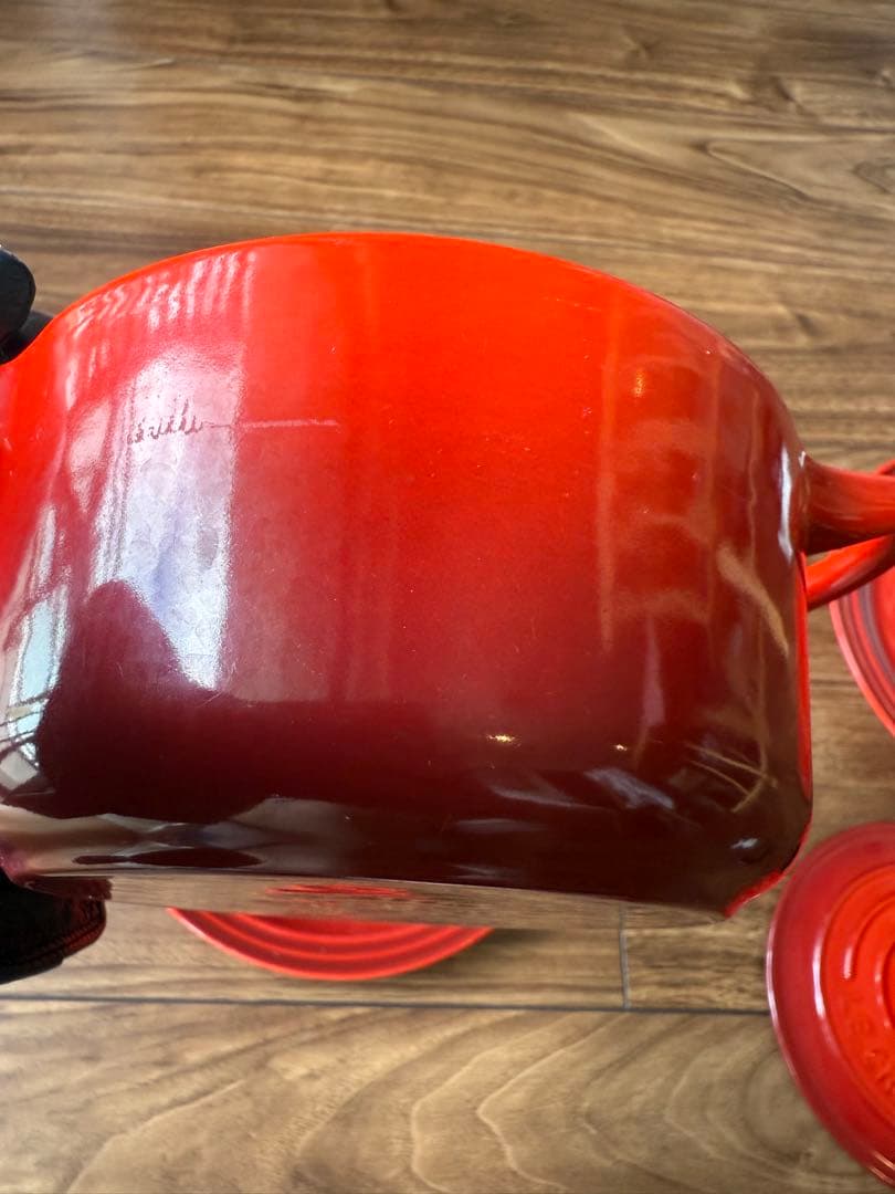 ル・クルーゼ ココット１４センチ　チェリーレッド ラウンド皿　２３センチ