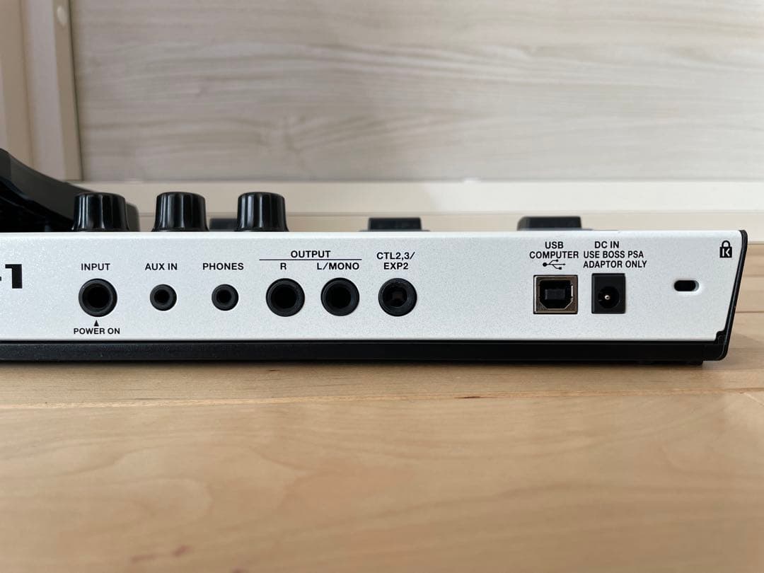 美品　限定カラー　BOSS GT-1 ホワイト　教則本付