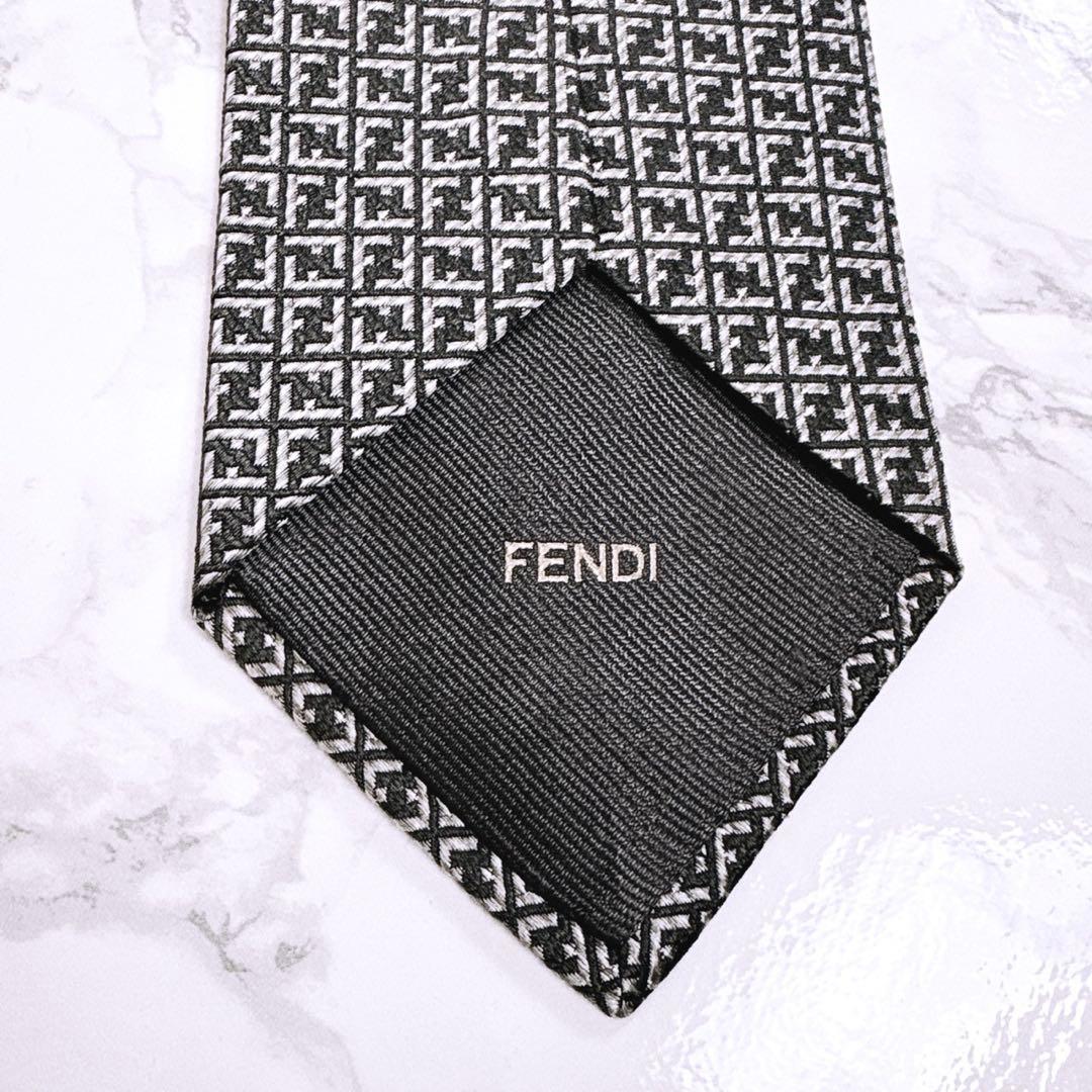 ✨極美品✨キレイ✨フェンディ　インパクトある全面ズッカ柄　シルバー　ネクタイ