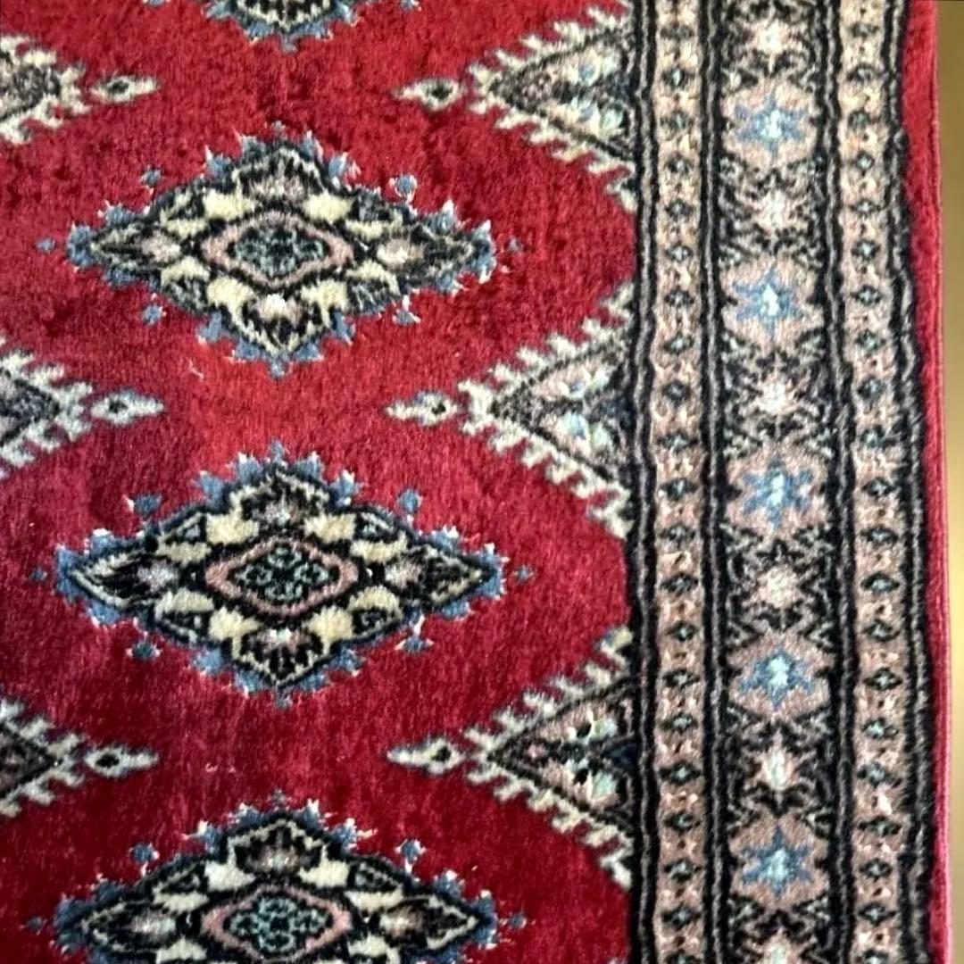 396 高級手織りのウール100%緞通ラグ 赤い幾何学模様約94× 61cm