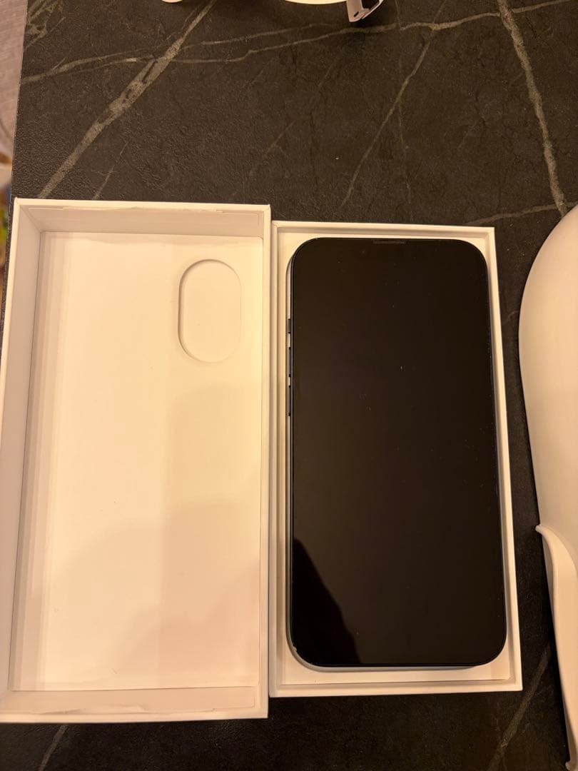 iPhone 13ブラック 本体 　SIMフリー