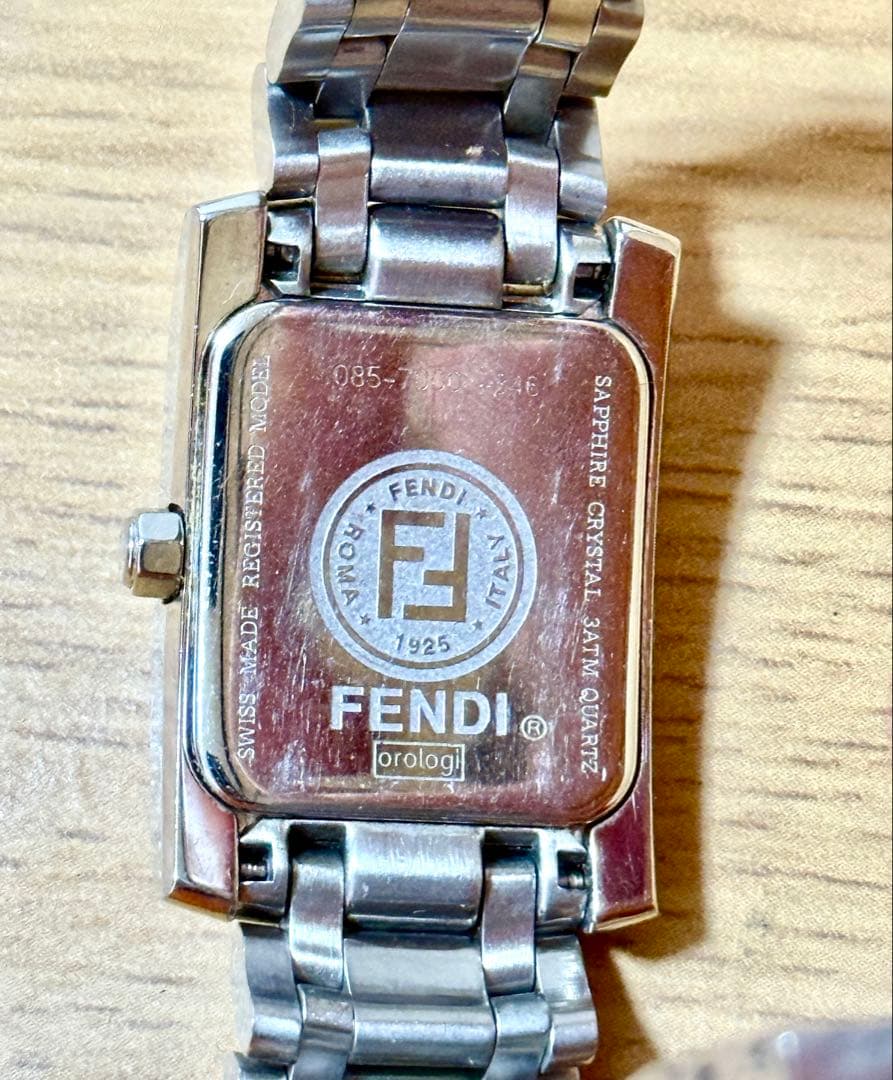 FENDI フェンディ 腕時計 黒文字盤 クォーツ ２針 7000L